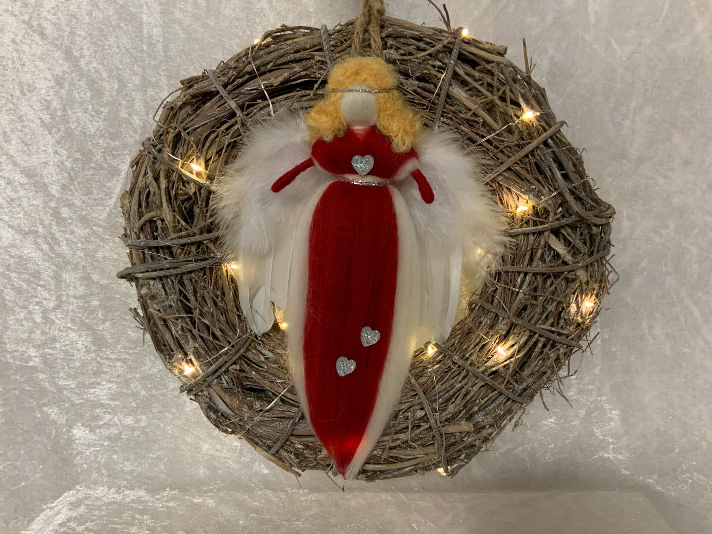 Handgefertigter Engel in einem Kranz