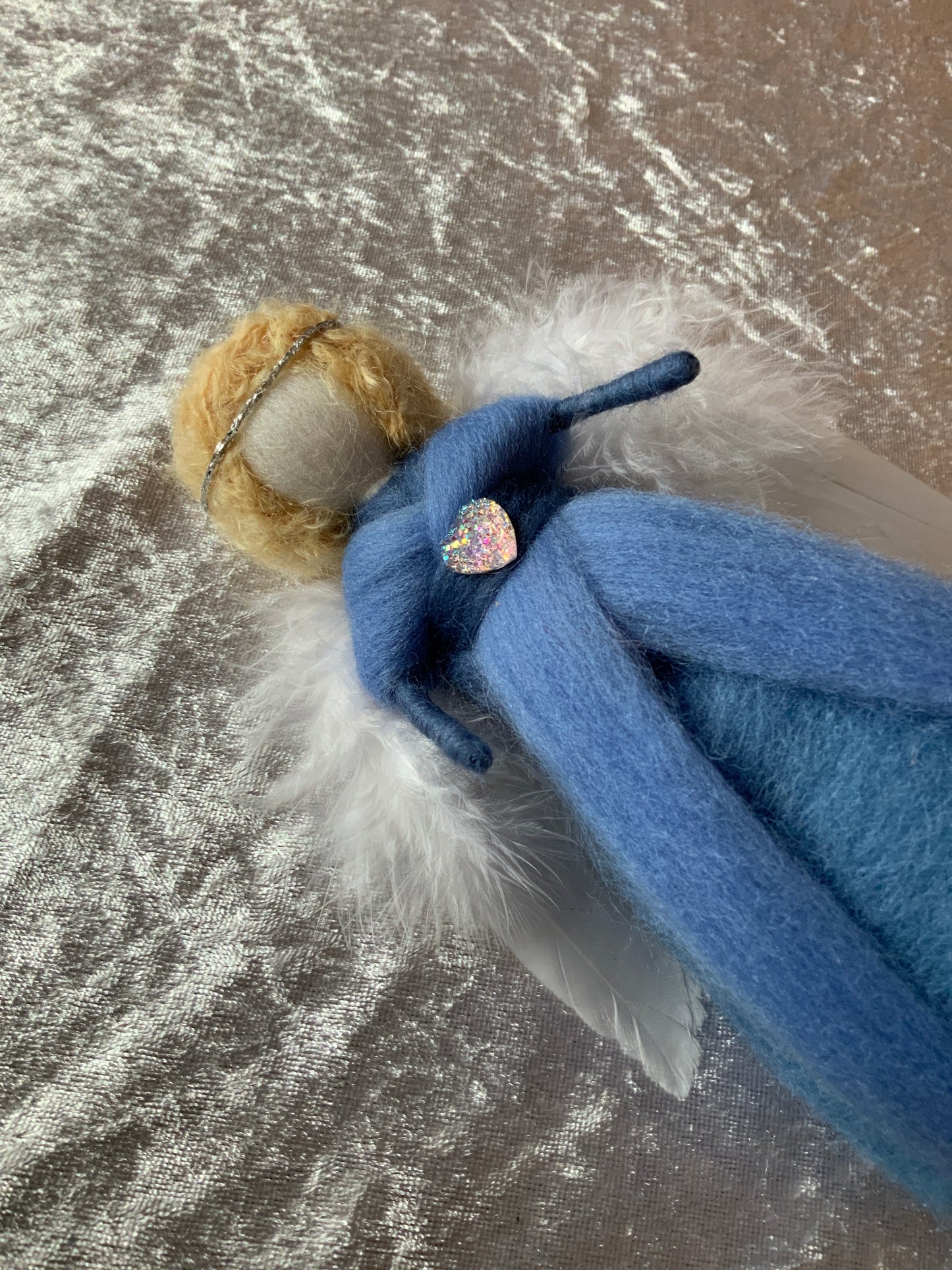 Stehender Engel in Blau aus Merinowolle