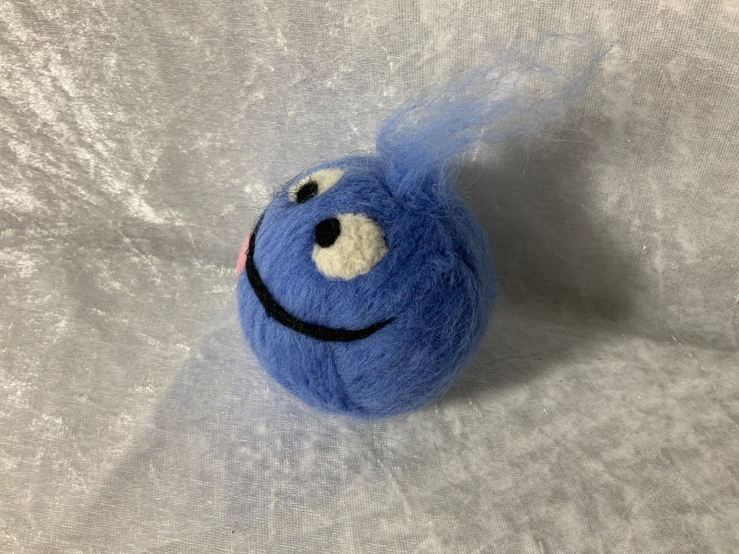 Lustiger Smiley aus Zauberwolle in Blau