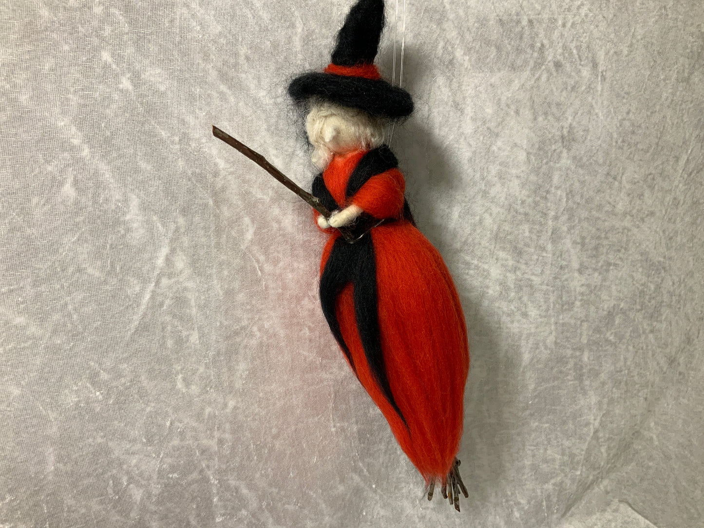 Herbstliche Hexe aus Merinowolle in Rot & Schwarz