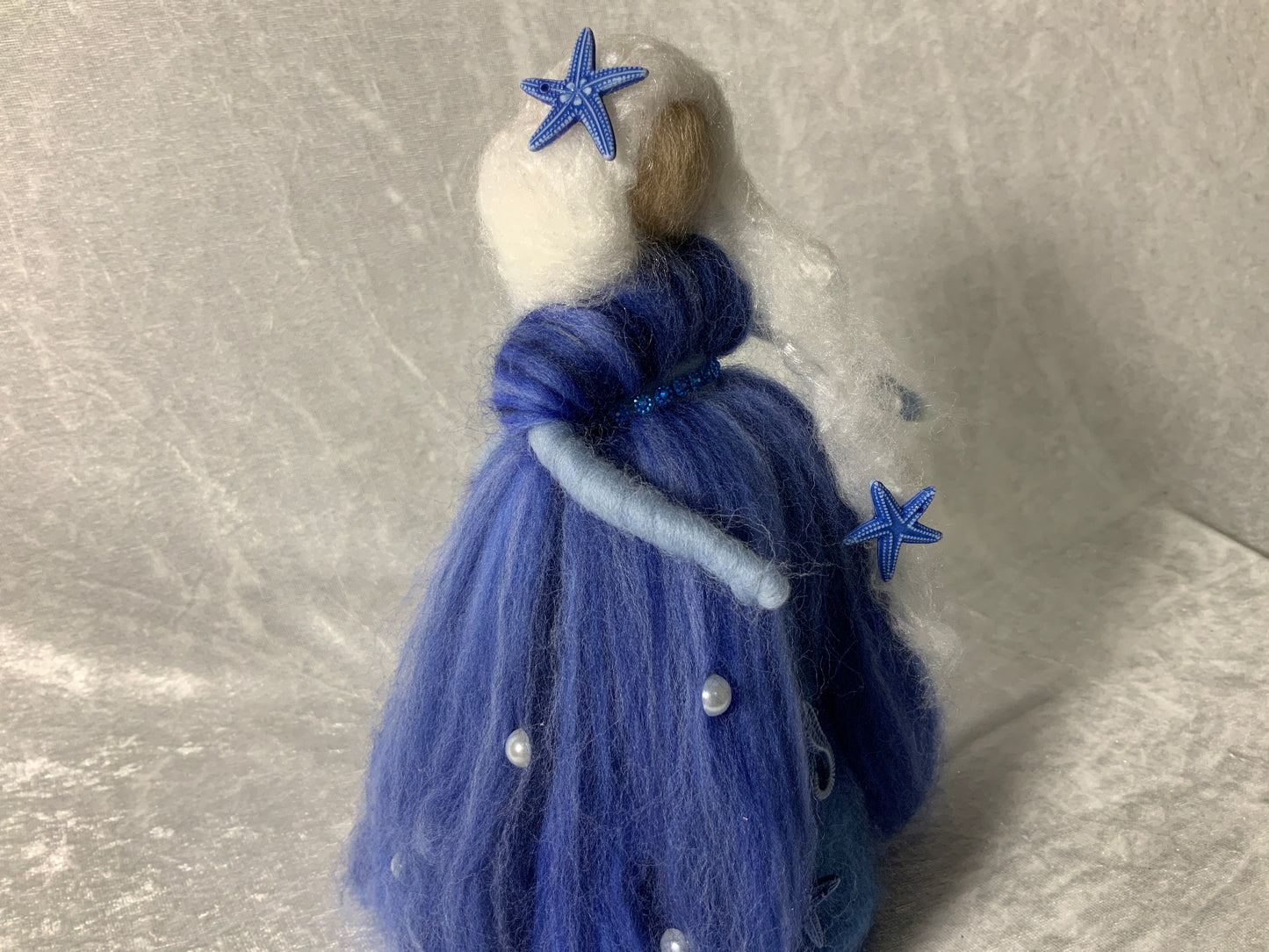 Handgefertigte Meerjungfrau aus Merinowolle