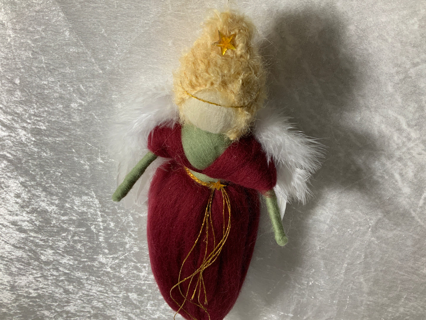 Engel aus Merinowolle in Weinrotmit einem Stern
