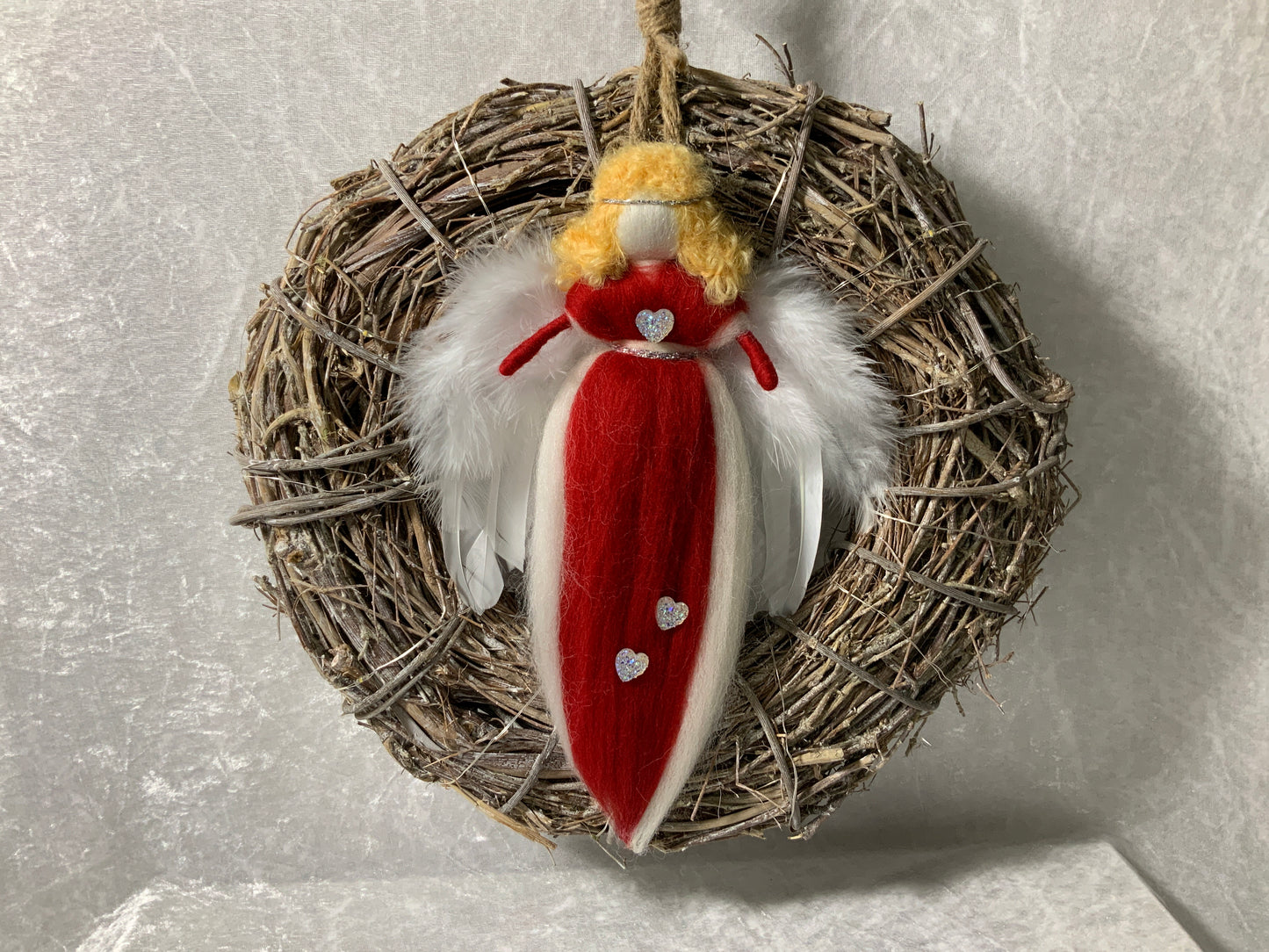 Handgefertigter Engel in einem Kranz