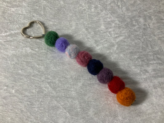 Handgefertigter Schlüsselanhänger mit Bunten Filzkugeln