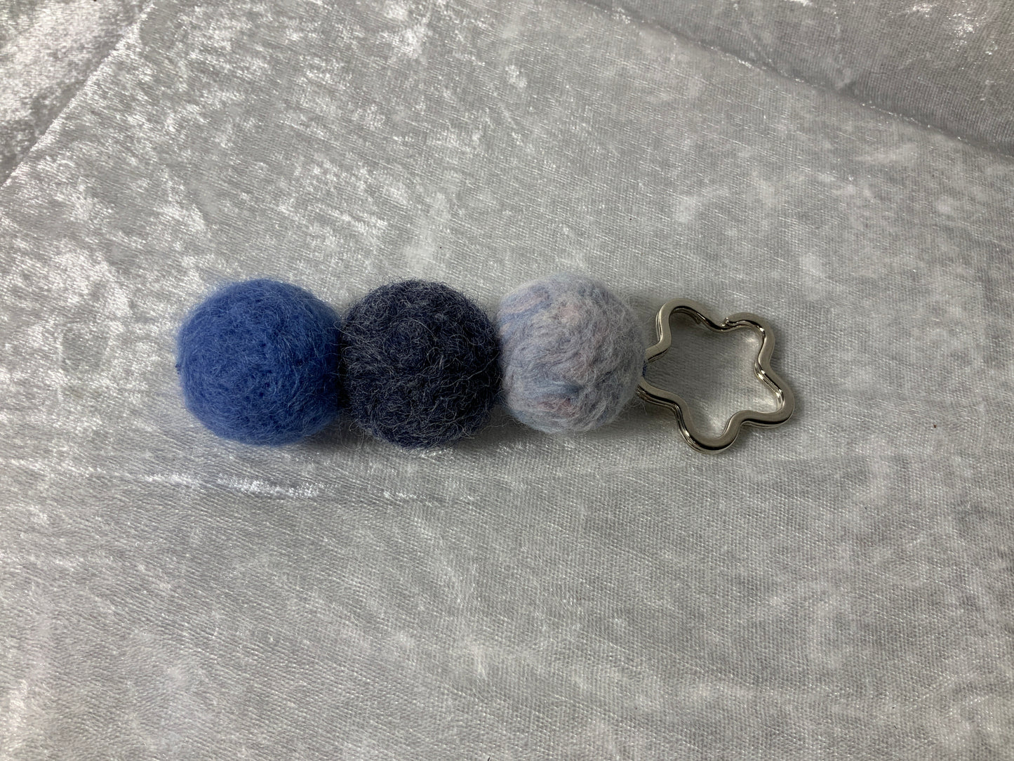 Handgefertigter Schlüsselanhänger mit Blauen Filz Kugeln