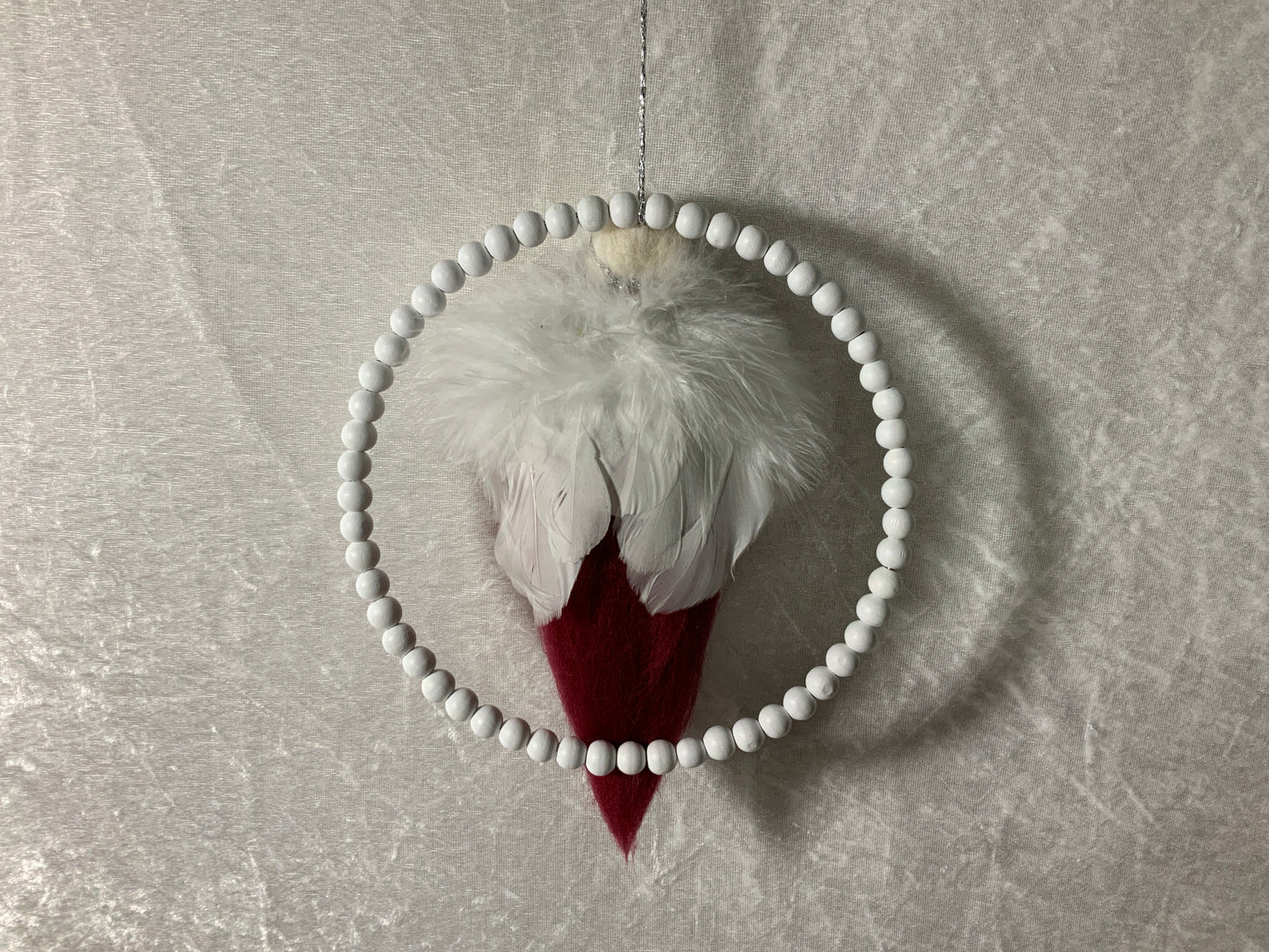 Engel aus Merinowolle in einem Ring mit Holzperlen