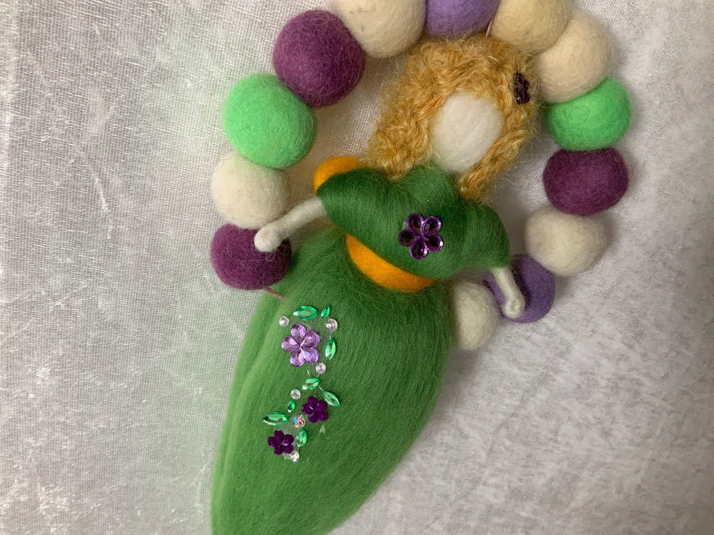 Handgefertigtes Blumenmädchen in toller Herbstfarbe