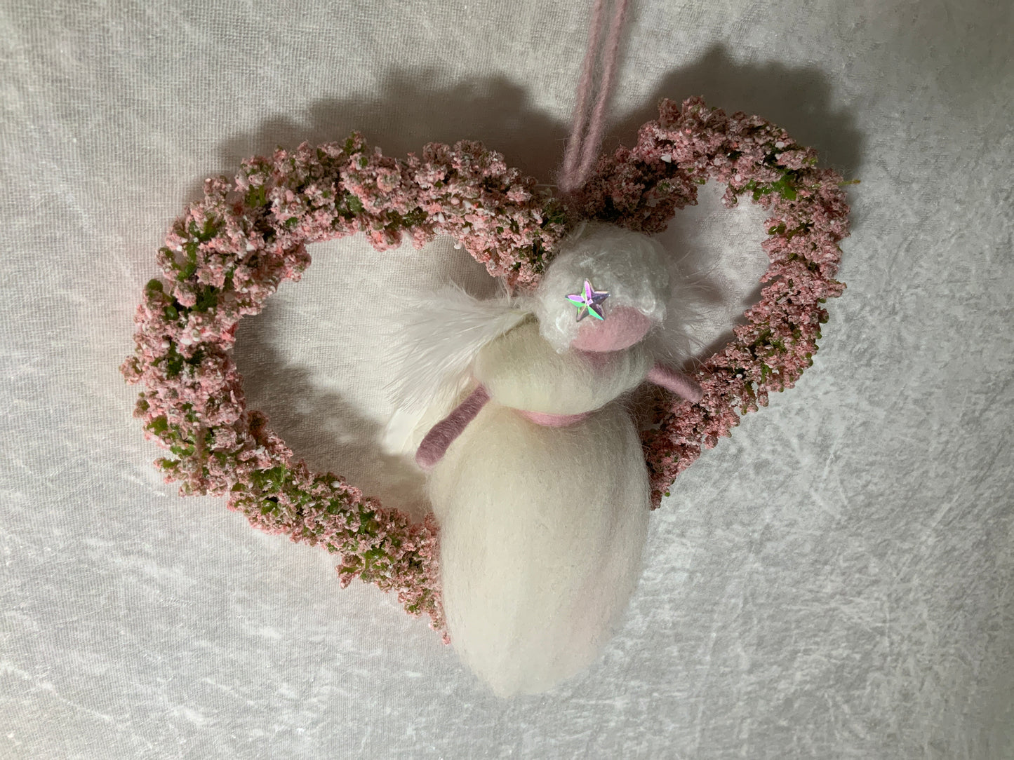 Handgefertigter Engel in einem Rosé Farbenen Herz