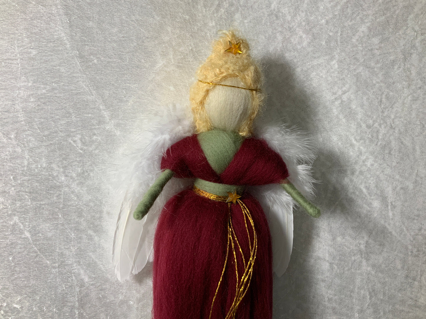 Engel aus Merinowolle in Weinrotmit einem Stern