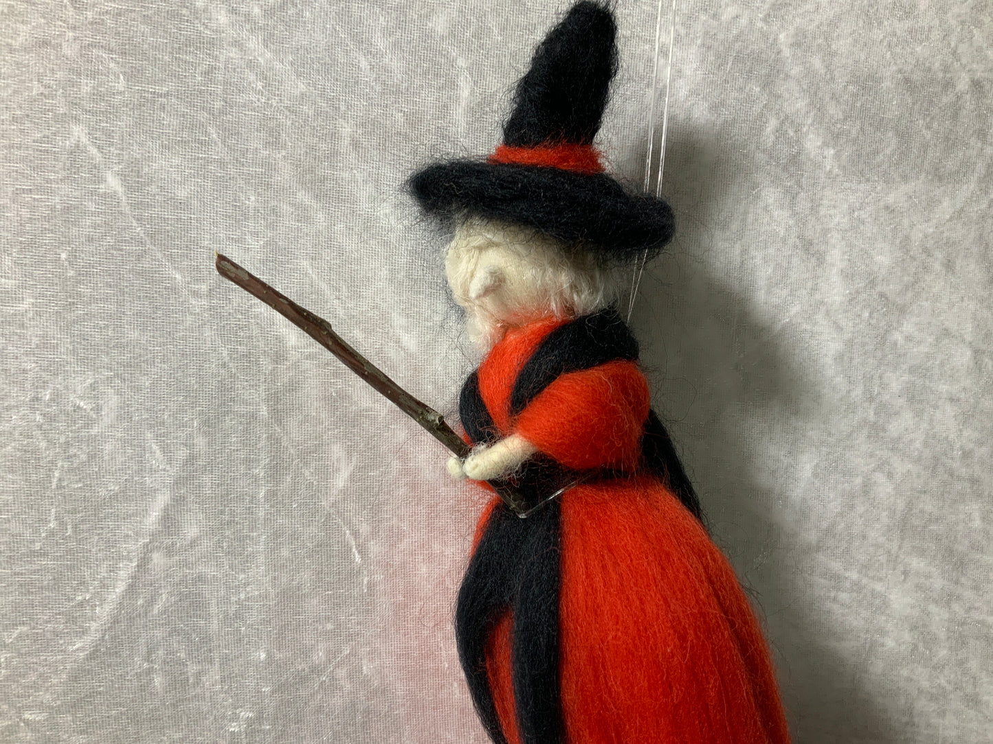 Herbstliche Hexe aus Merinowolle in Rot & Schwarz