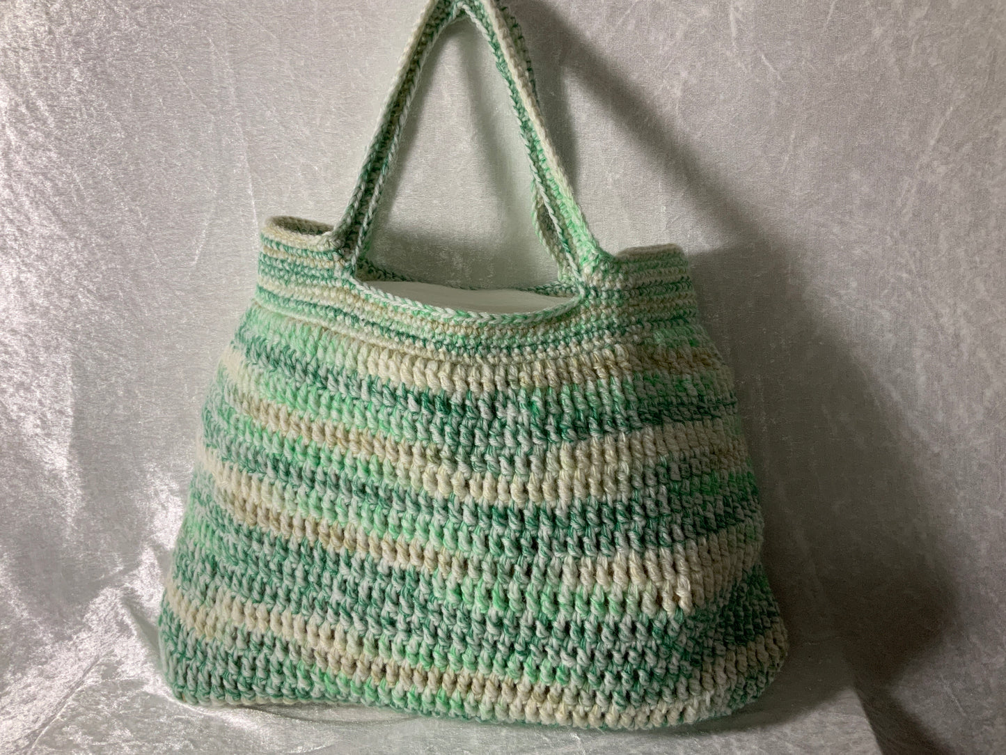 Handgefertigte Beuteltasche aus Wolle in Grün