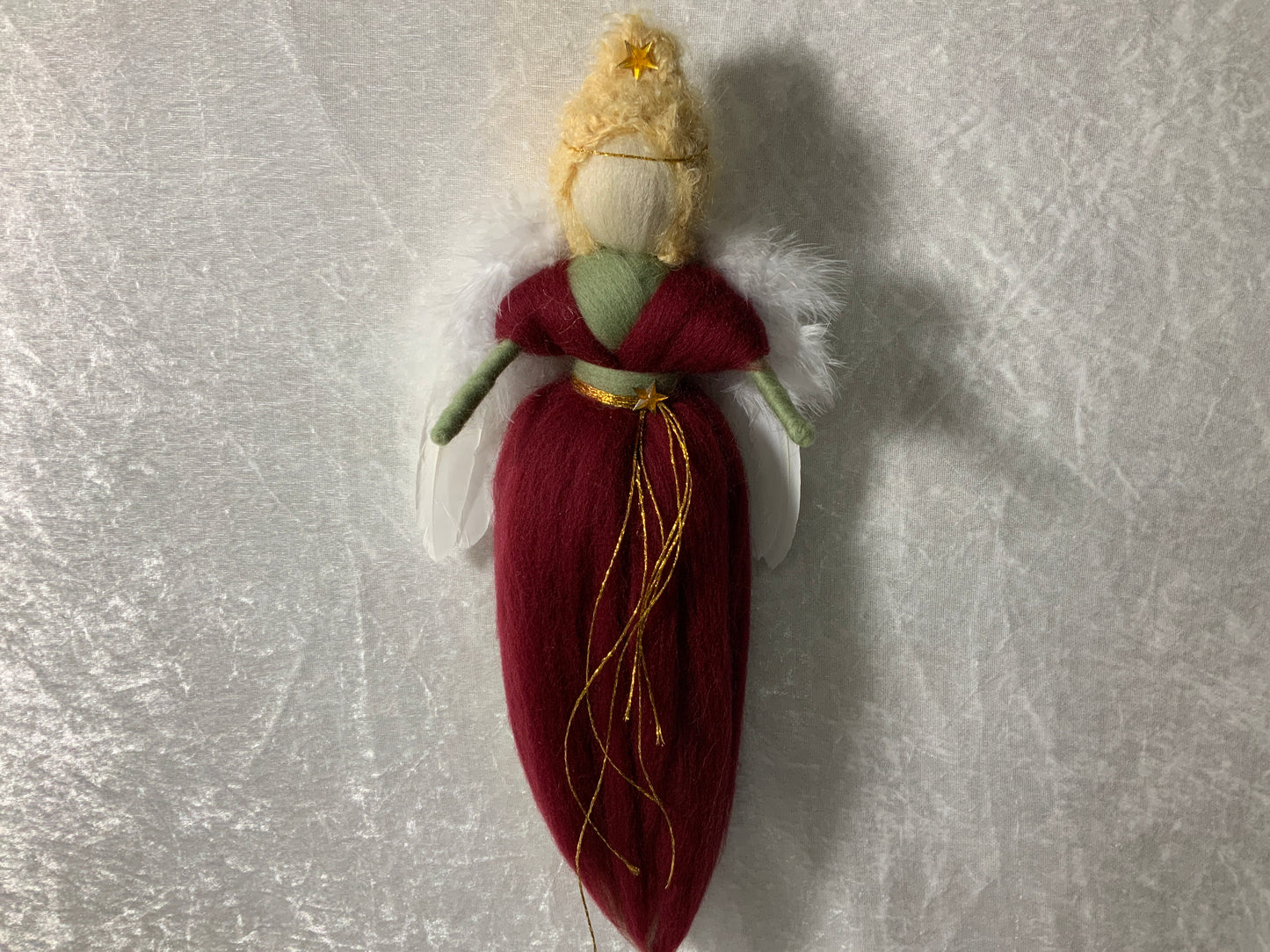 Engel aus Merinowolle in Weinrotmit einem Stern
