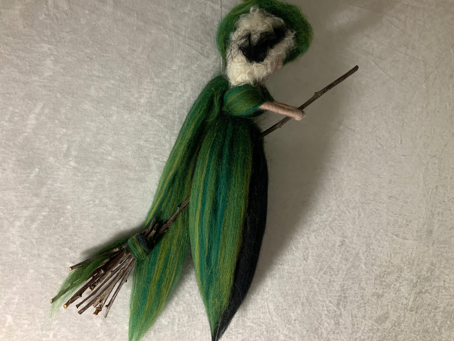 Handgefertigte Hexe in Grün aus Zauberwolle
