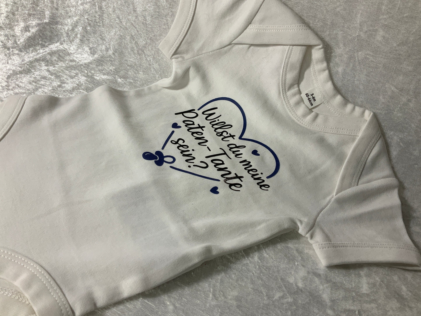 Baby Body in weiß mit Aufdruck „willst du meine Patentante sein“
