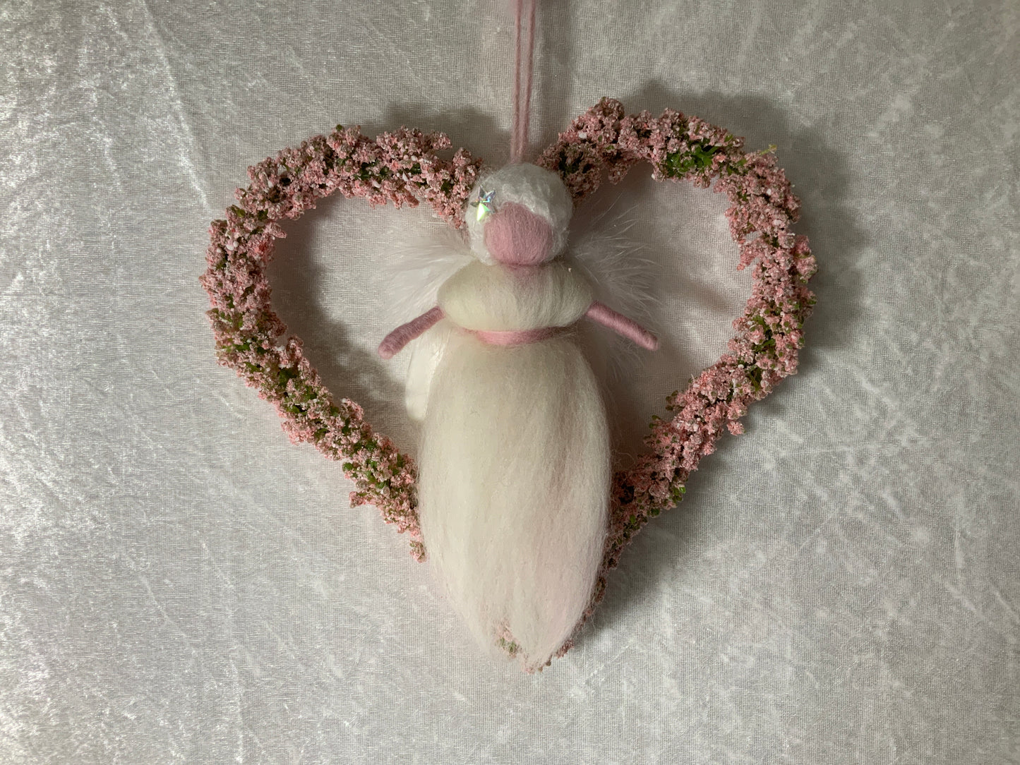 Handgefertigter Engel in einem Rosé Farbenen Herz