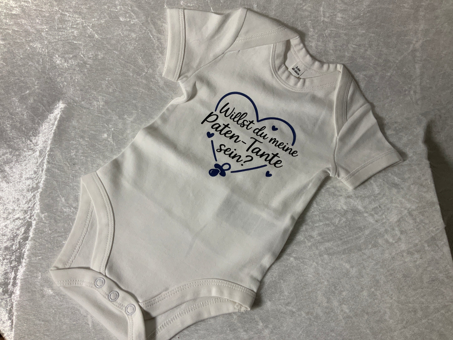 Baby Body in weiß mit Aufdruck „willst du meine Patentante sein“