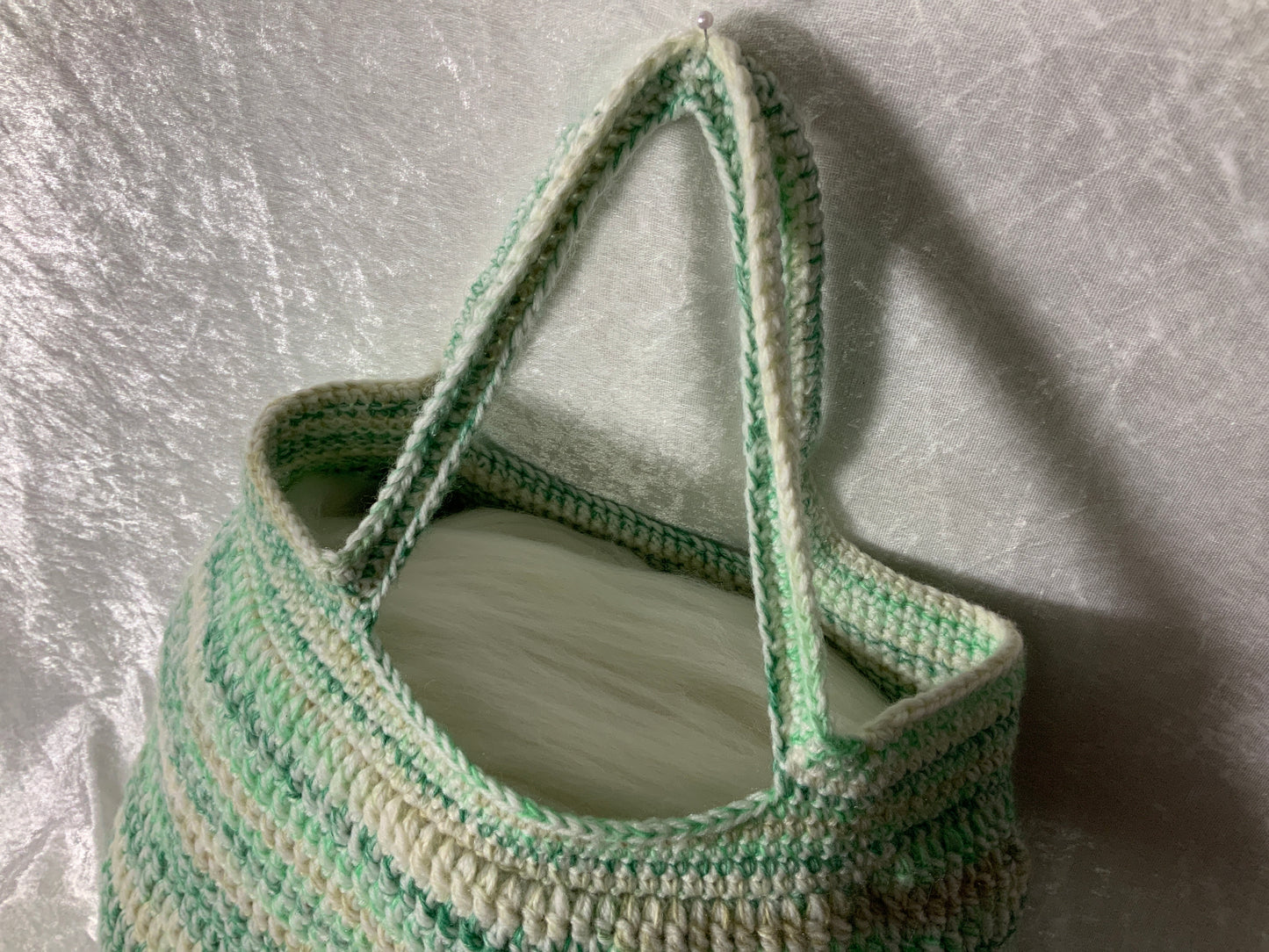 Handgefertigte Beuteltasche aus Wolle in Grün