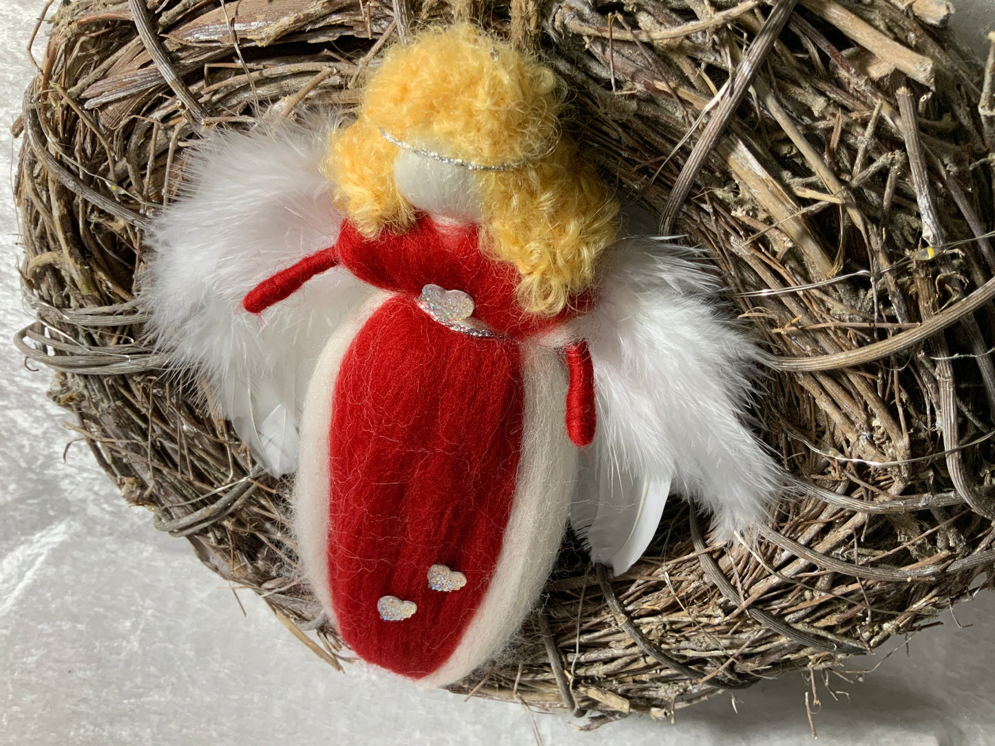 Handgefertigter Engel in einem Kranz