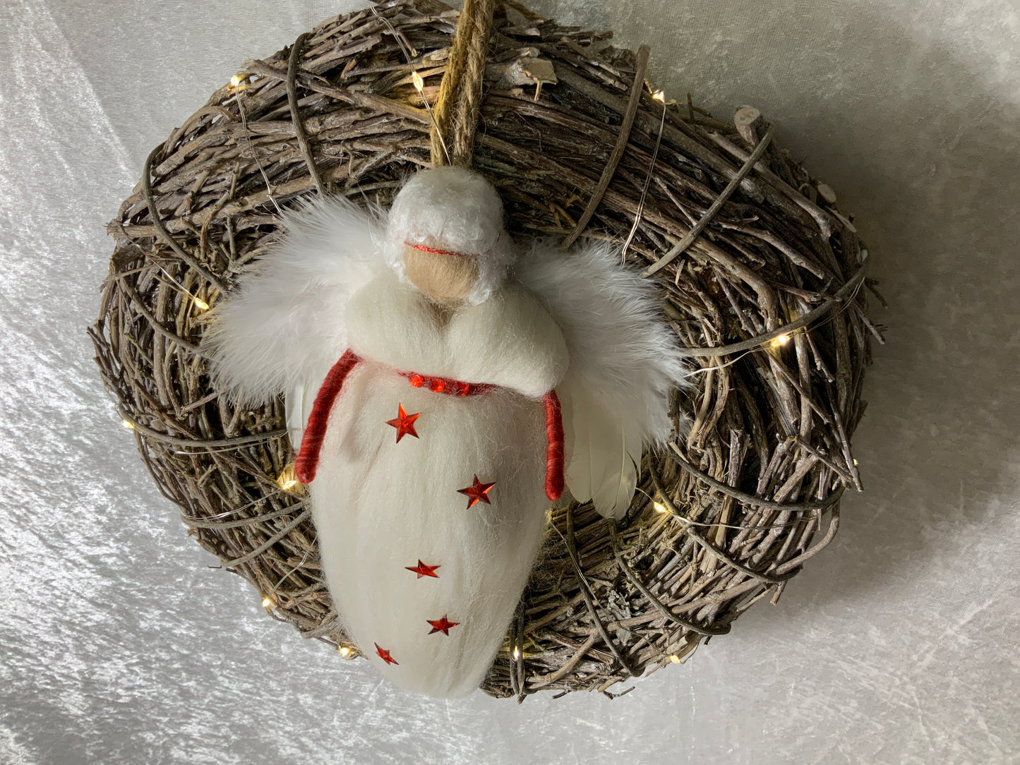 Weihnachtlicher Türkranz mit Engel aus Merinowolle