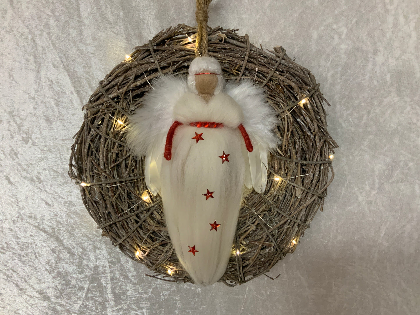 Weihnachtlicher Türkranz mit Engel aus Merinowolle