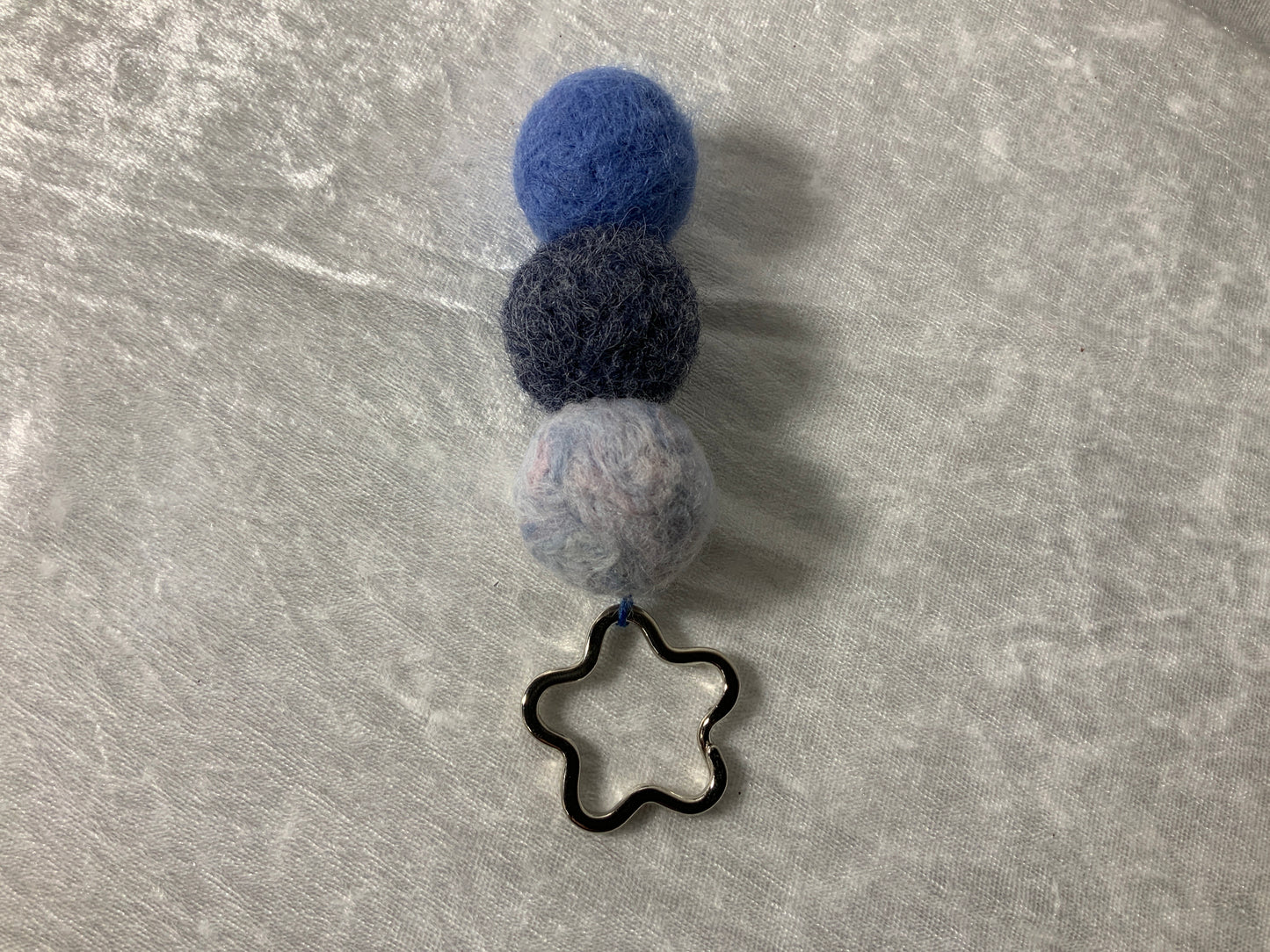 Handgefertigter Schlüsselanhänger mit Blauen Filz Kugeln
