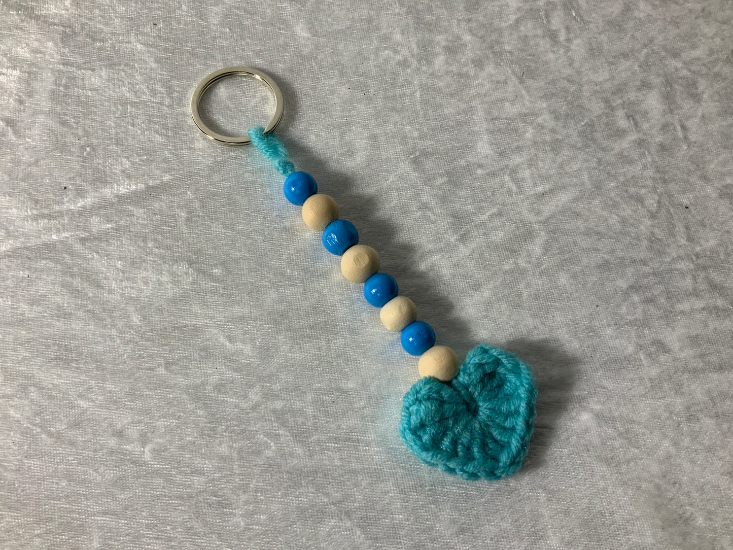 Handgefertigter Schlüsselanhänger mit einem Herz