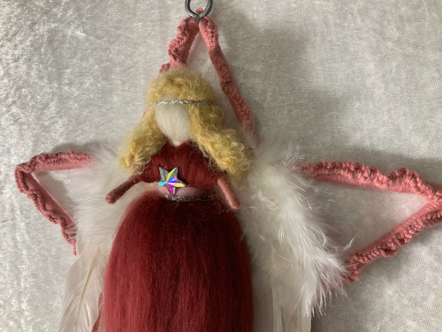 Handgefertigter Engel in einem Stern