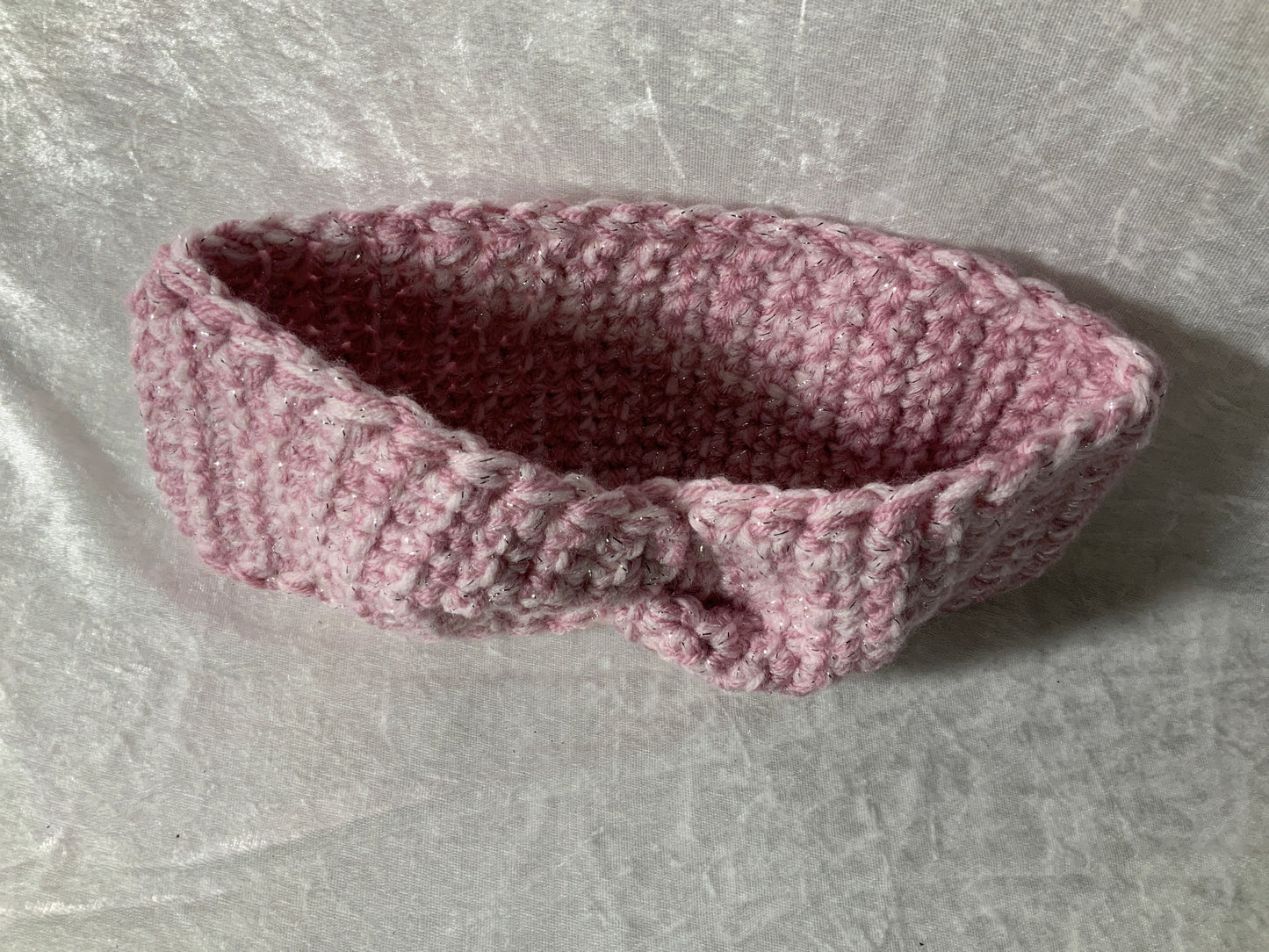 Gehäkeltes Stirnband in Rosa mit leichtem Glitzer