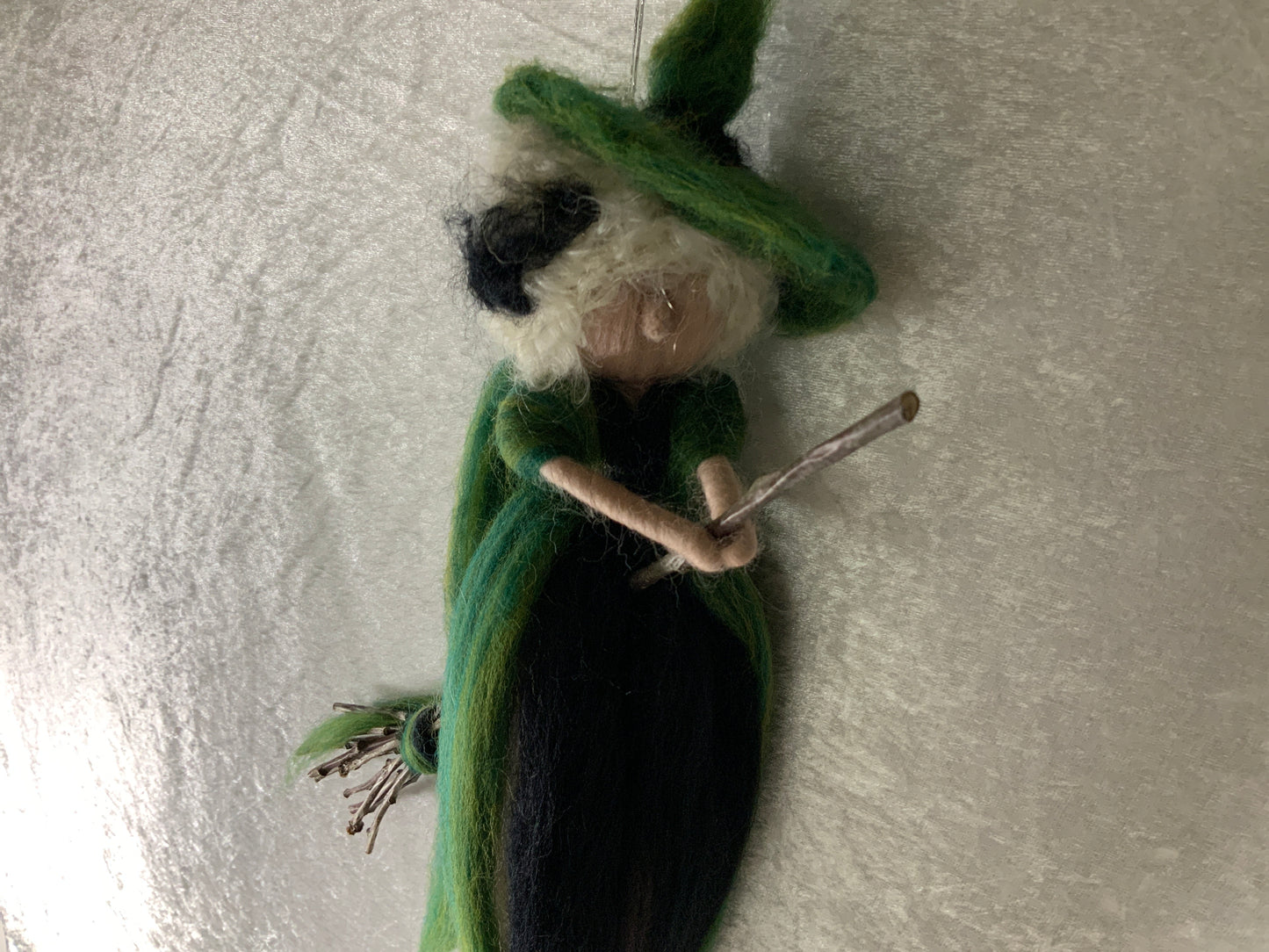Handgefertigte Hexe in Grün aus Zauberwolle