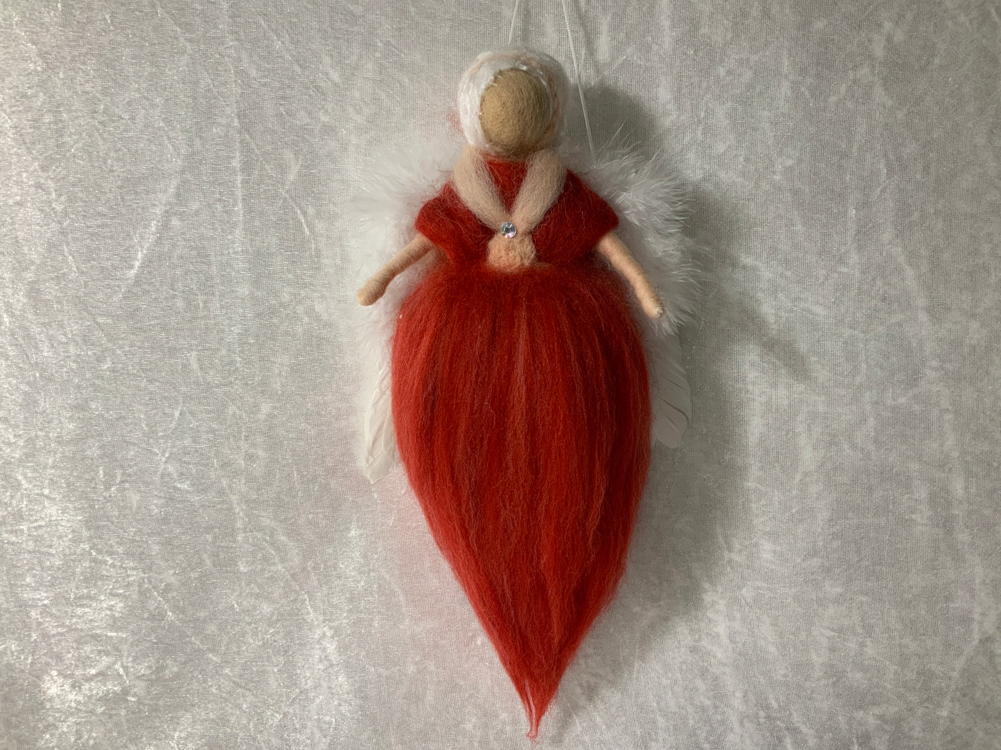 Engel aus Zauberwolle in einem kräftigen Rot