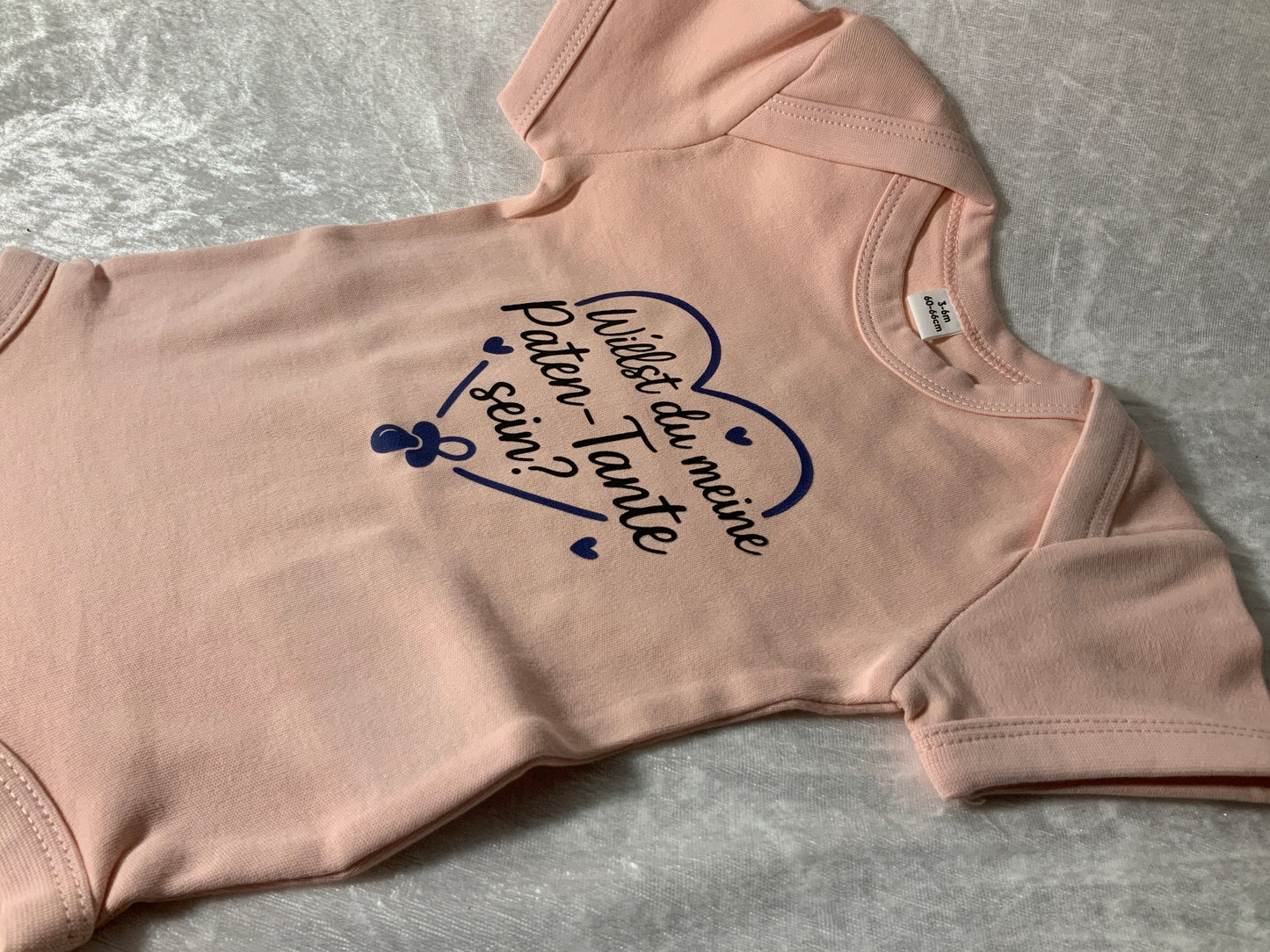 Baby Body in Rosa mit Aufschrift „willst du meine Patentante sein“