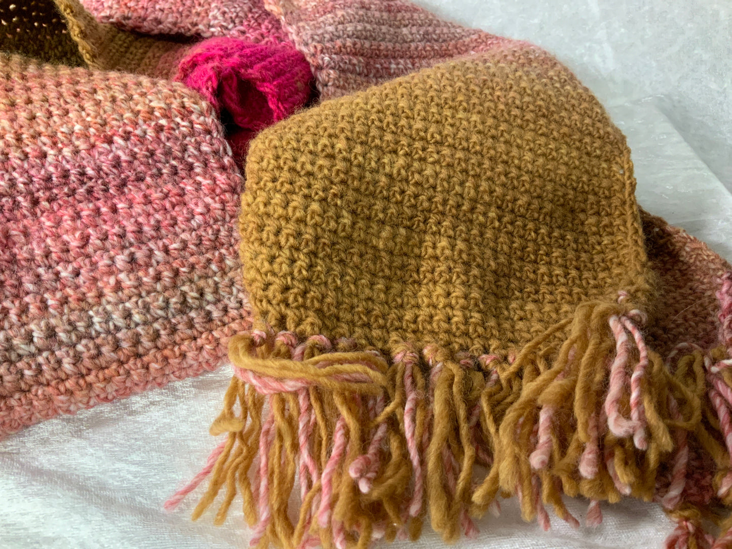 Handgefertigter Schal in hübschen Herbst Farben