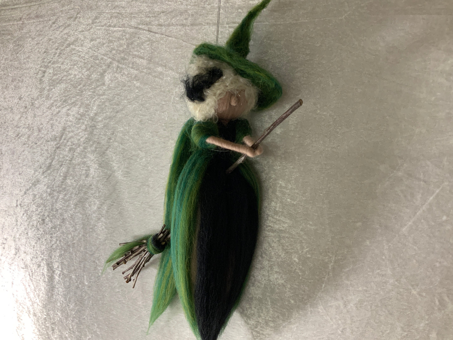 Handgefertigte Hexe in Grün aus Zauberwolle