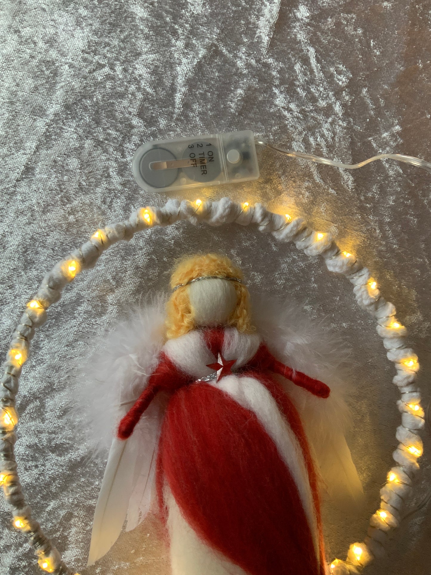 Handgemachter Merinowolle Engel in einem Lichterbogen