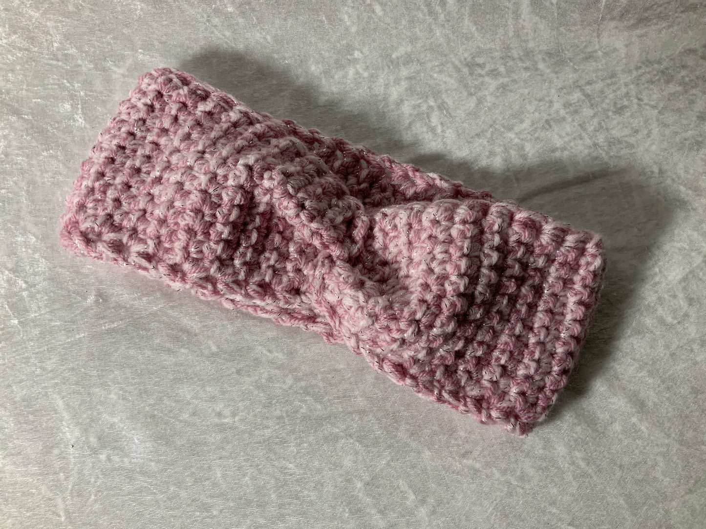 Gehäkeltes Stirnband in Rosa mit leichtem Glitzer