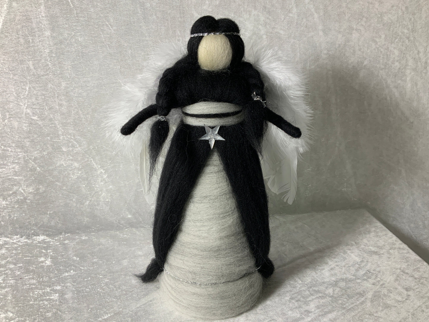 Handgemachter Engel aus Merinowolle in schwarz