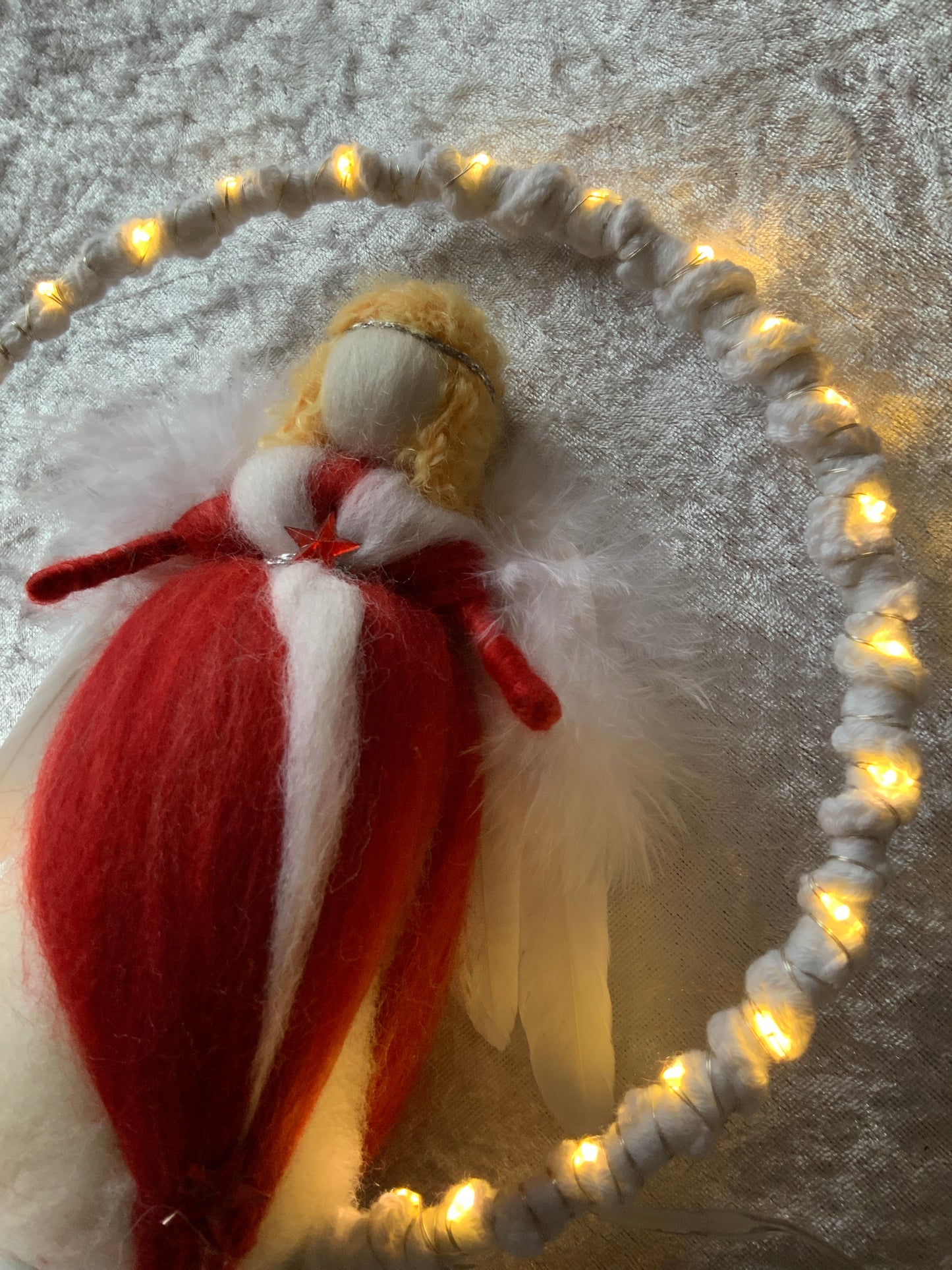 Handgemachter Merinowolle Engel in einem Lichterbogen