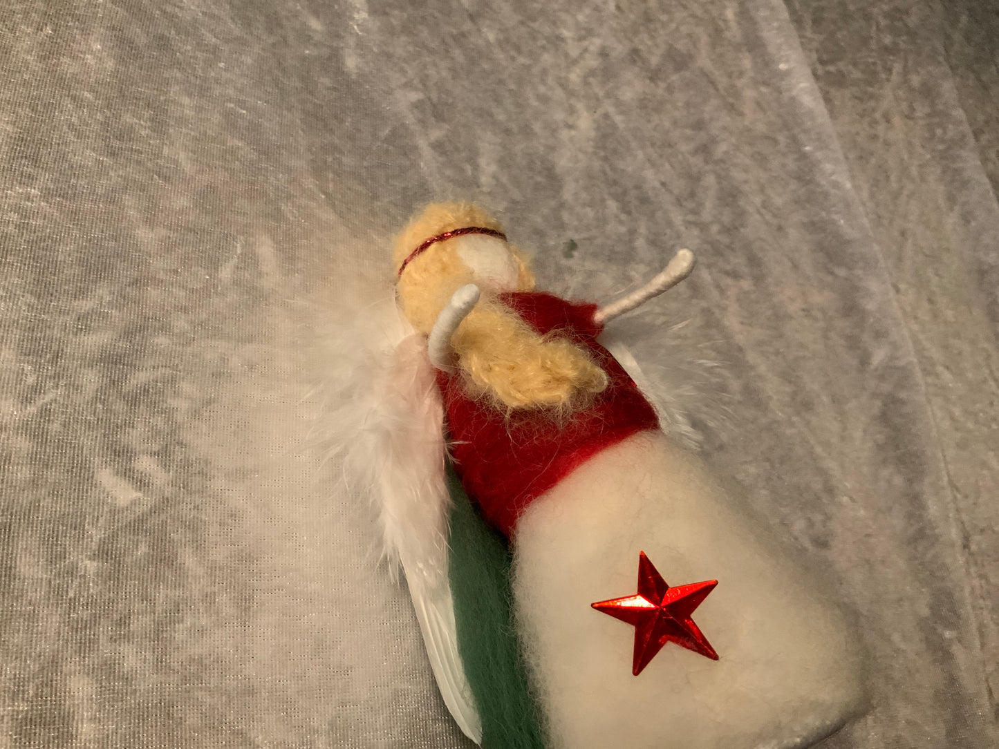 Stehender Engel aus Merinowolle mit Sternen