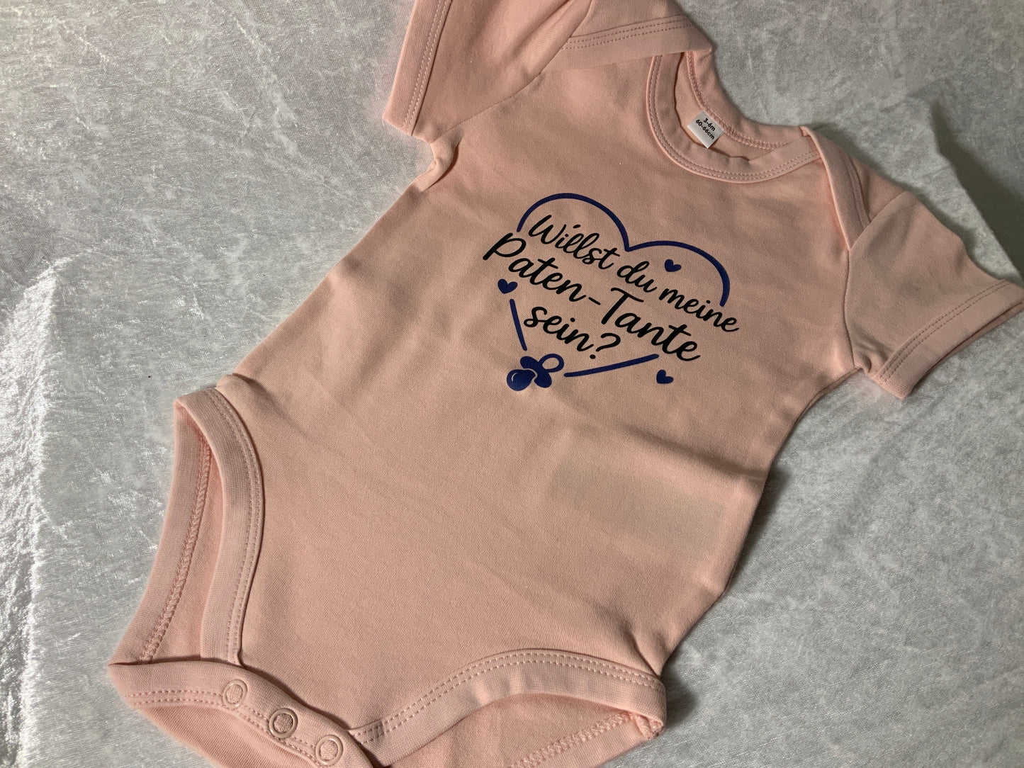 Baby Body in Rosa mit Aufschrift „willst du meine Patentante sein“
