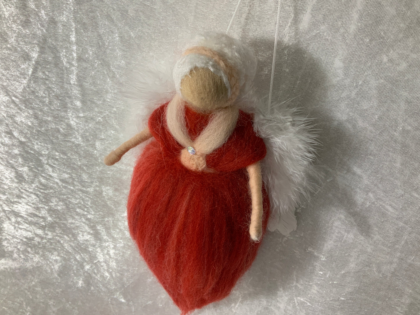 Engel aus Zauberwolle in einem kräftigen Rot