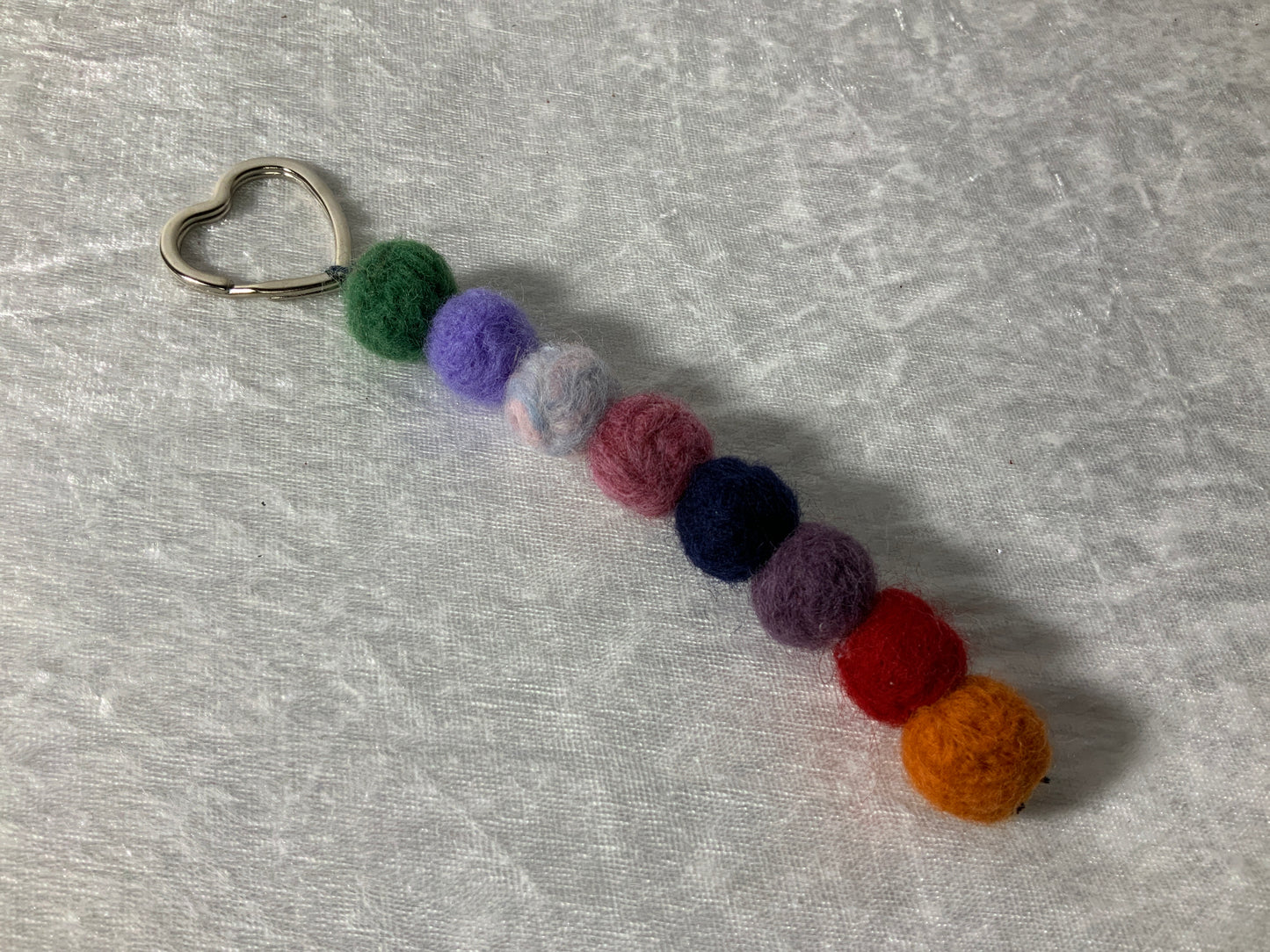 Handgefertigter Schlüsselanhänger mit Bunten Filzkugeln