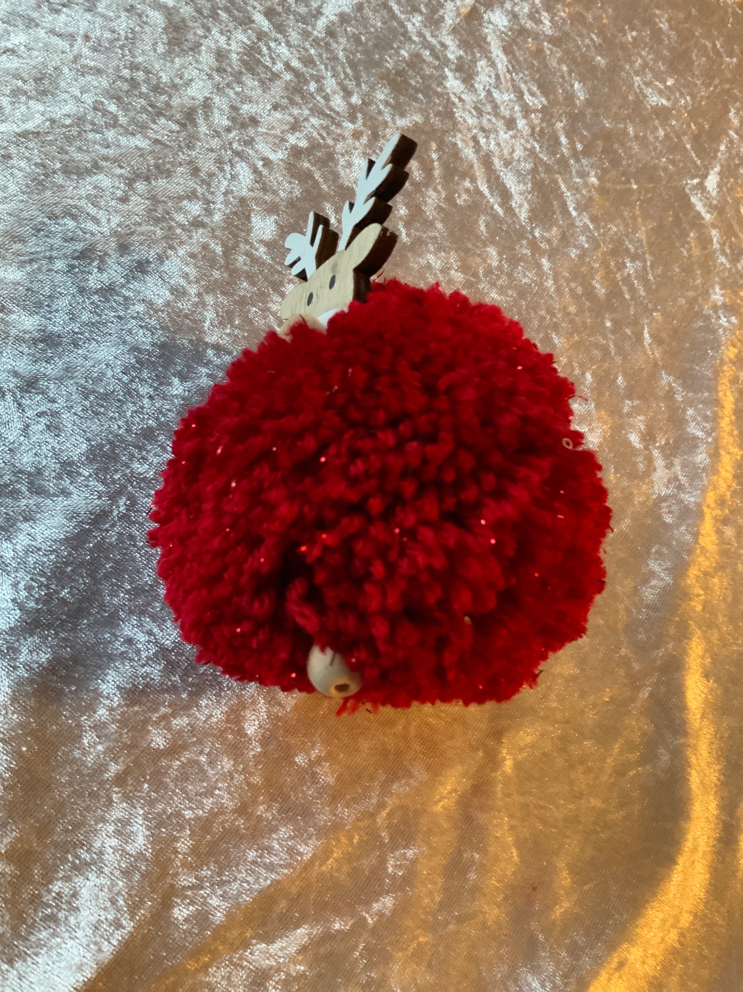 Rentier aus Wolle in Rot