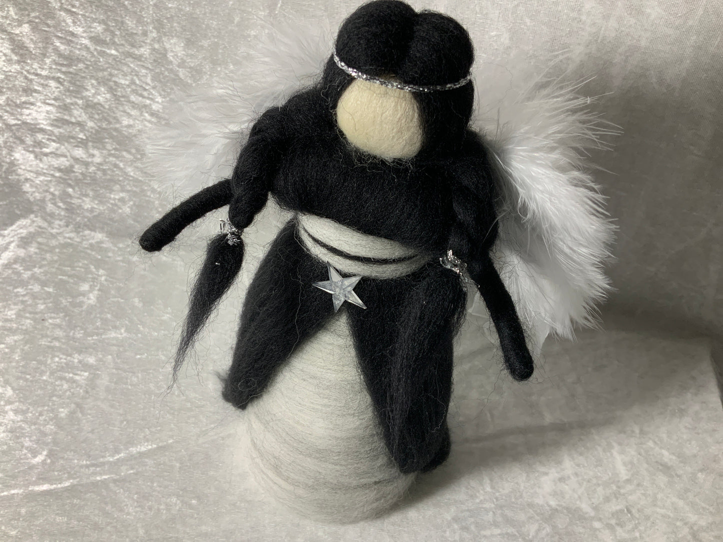 Handgemachter Engel aus Merinowolle in schwarz
