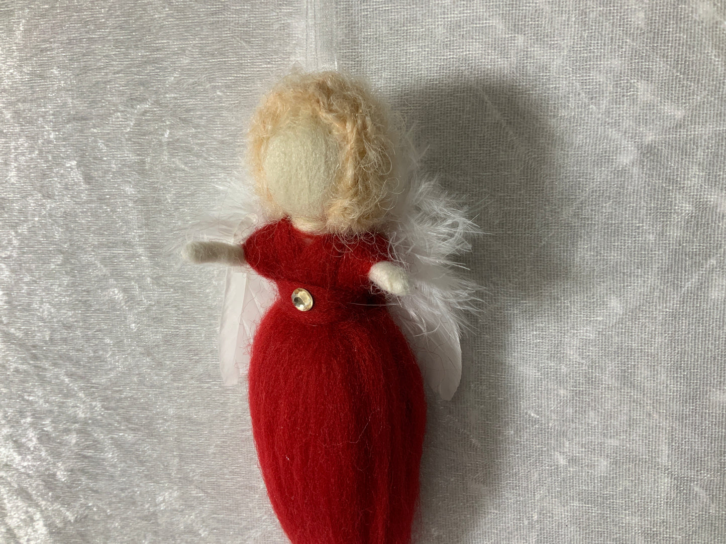 Engel in Rot für den Tannenbaum