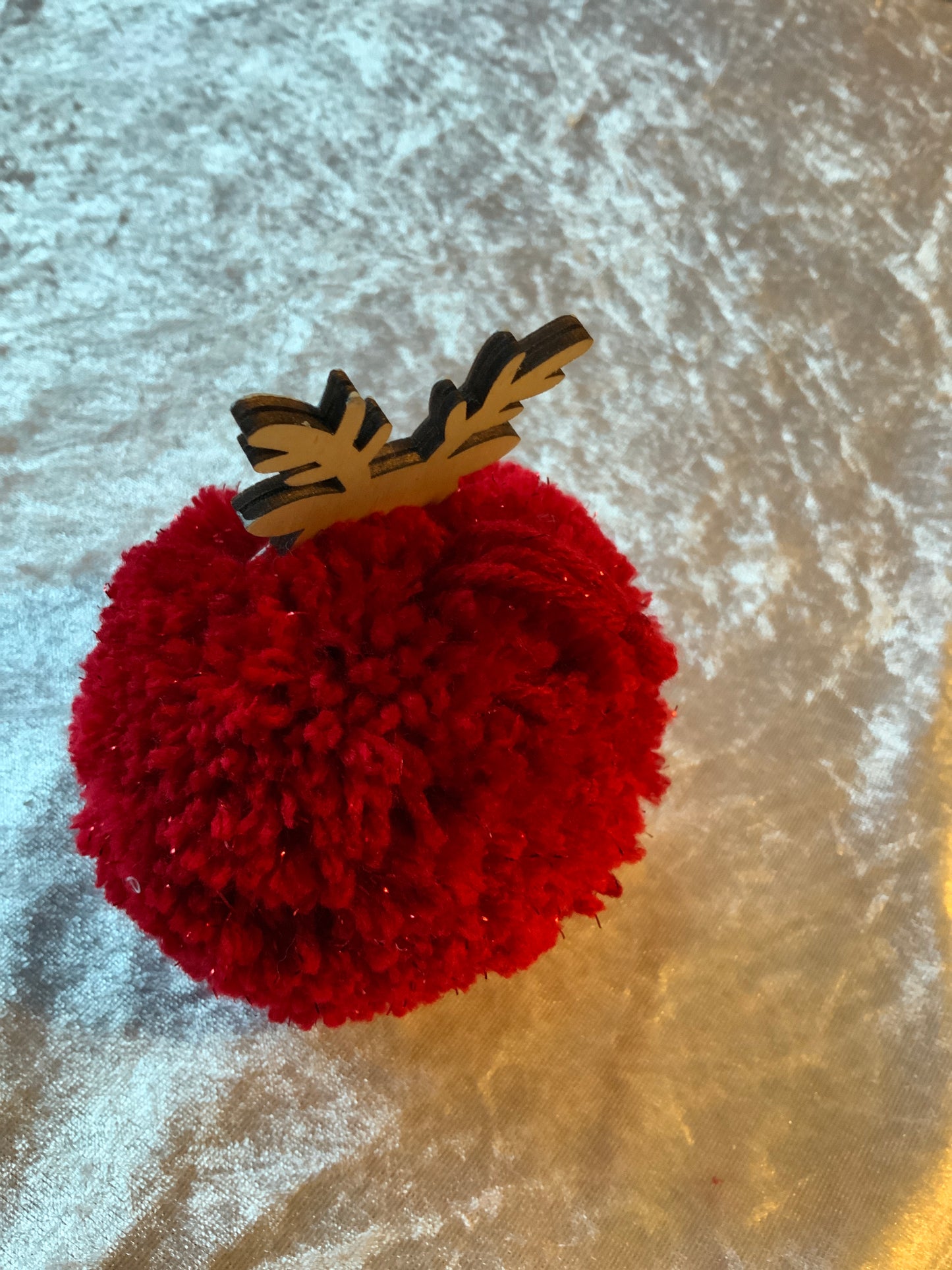 Rentier aus Wolle in Rot