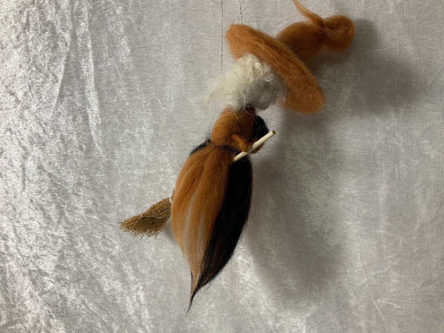 Braune kleine Hexe für Herbst & Halloween