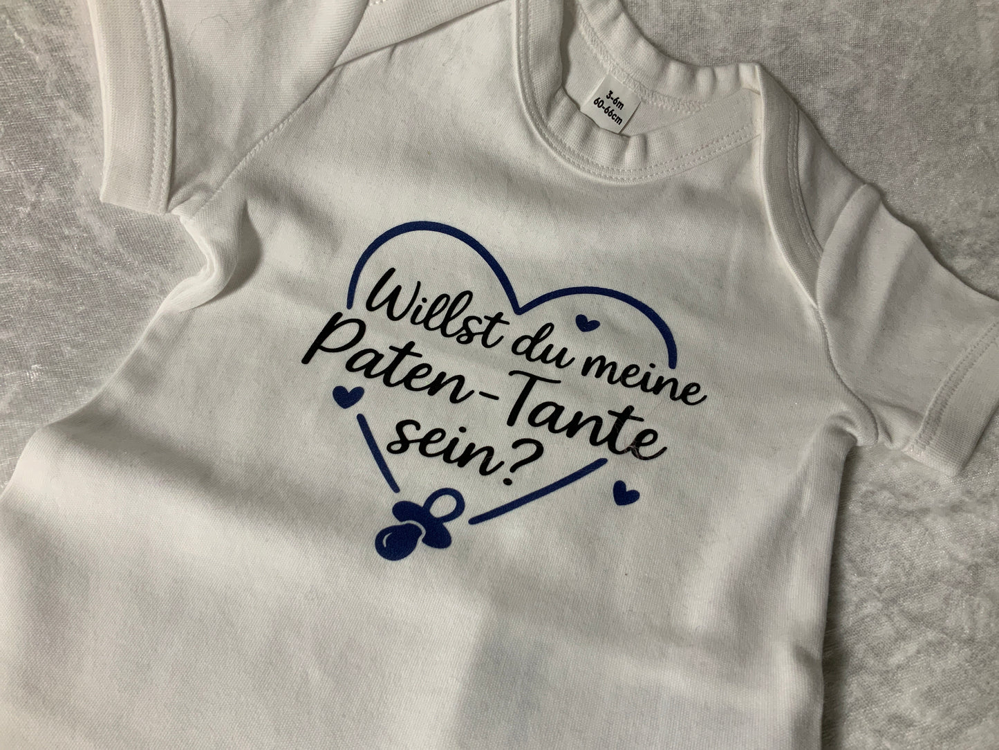 Baby Body in weiß mit Aufdruck „willst du meine Patentante sein“