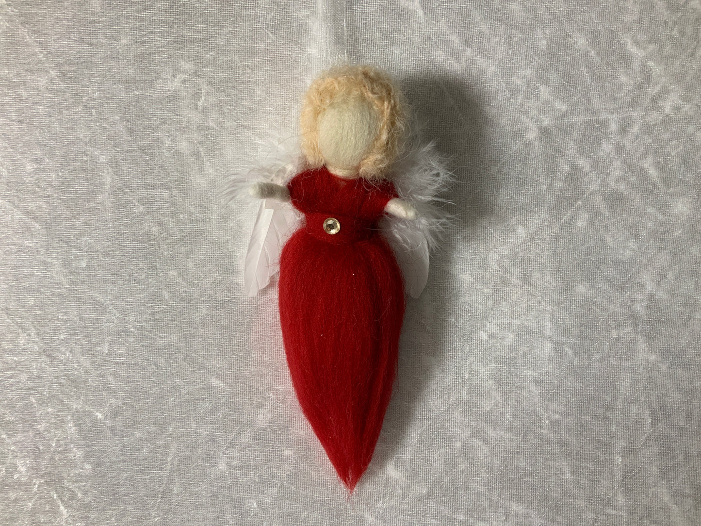 Engel in Rot für den Tannenbaum