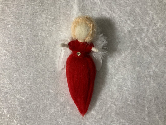 Engel in Rot für den Tannenbaum