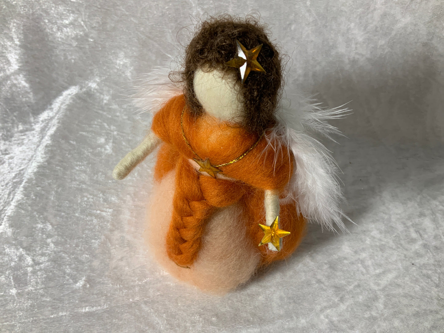 Handgefertigter Engel aus Merinowolle in Orange